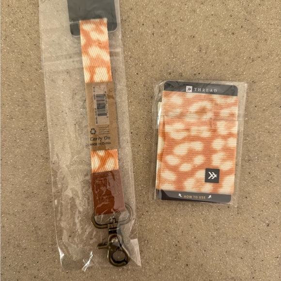 Thread Wallet and wrist lanyard Reese color NWT - Picture 2 of 8